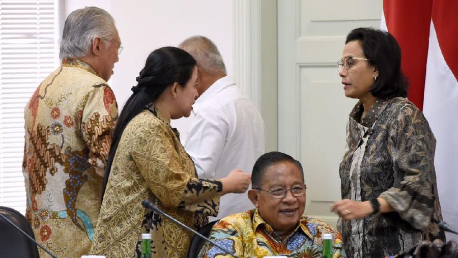 Menko Perekonomian Darmin Nasution buka suara terkait keputusan Presiden Joko Widodo (Jokowi) menaikkan cukai rokok sebesar 23%.