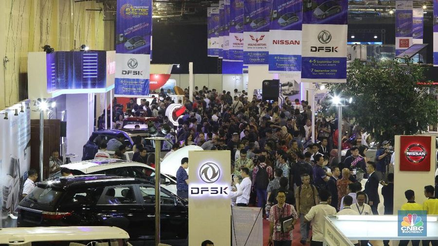 Suasana both pameran kendaraan listrik di acara IEMS 2019 Indonesia Electric Motor Show (IEMS) 2019 di Balai Kartini, Jakarta, Kamis (4/9). Ajang pameran khusus kendaraan bermotor listrik pertama di Indonesia. Acara ini merupakan upaya atau inisiatif untuk memperdalam dan memperluas pemahaman masyarakat Indonesia mengenai kendaraan bermotor listrik sebagai salah satu contoh disruptiv technology terbaru. Sejumlah 45 exhibitor IEMS 2019 yang diikuti kementerian BUMN, akademisi, Stakeholder, Industri komponen pendukung, dan para pelaku industri otomotif merek ternama,  yang berasal dari Jepang, China, Eropa dan Produk dalam negeri Indonesia.  (CNBC Indonesia/Muhammad Sabki)