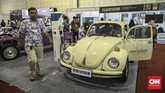 Volkswagen Beetle dimodifikasi dan sudah mengantongi motor listrik dan baterai sebagai penggeraknya. (CNN Indonesia/Bisma Septalisma)