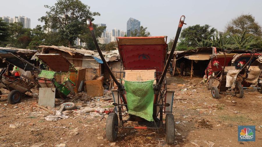 Warga menyiapkan kuda delman di Kawasan, Jakarta, Rabu, (4/9).Kampung yang berdiri di atas lahan kosong tepat di belakang pemakaman umum Menteng Pulo, Jakarta dipenuhi dengan jejeran kandang kuda dan beberapa warga. Satu persatu para pemilik mulai mengikatkan sadelnya pada kuda dan bersiap untuk keliling kampung guna mencari rezeki. Mereka biasa keliling kampung di sekitar menteng untuk menghibur anak-anak.
Dalam sehari mereka bisa meraup untung Rp150 ribu hingga Rp200 ribu. Untuk sewa kuda, mereka harus mengeluarkan uang dua juta rupiah per bulannya. Kini mereka semakin eksis memacu delmannya di ibukota, semenjak diperbolehkannya masuk kawasan wisata ibukota. (CNBC Indonesia/Muhammad Sabki)