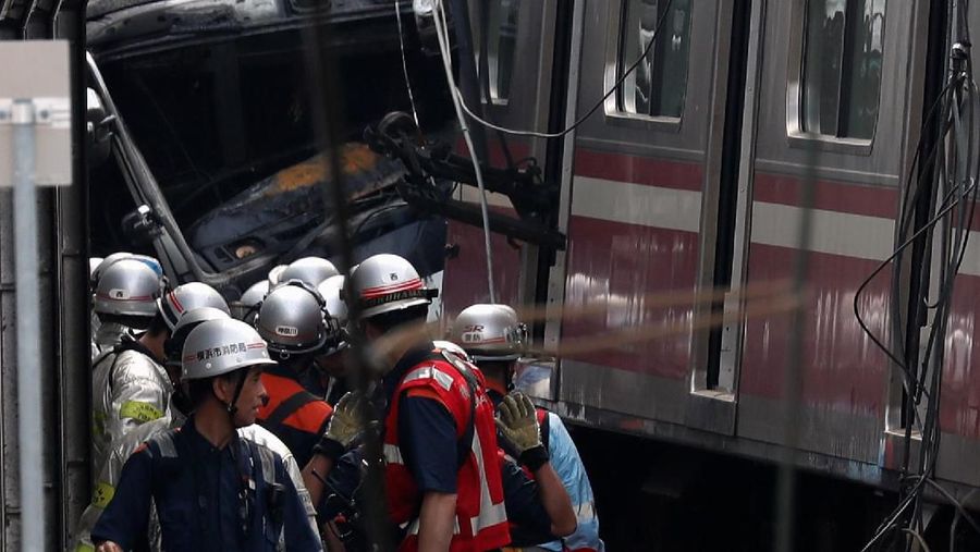 Tabrakan truk pembawa buah-buah dengan kereta ekspres di Yokohama, Jepang merenggut korban jiwa.