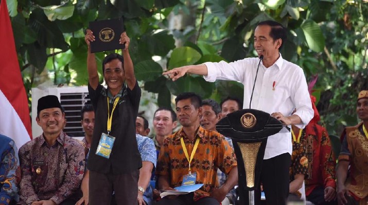 UU KPK Mau Direvisi, Jokowi: Itu Inisiatif DPR Presiden Joko Widodo (Jokowi) angkat bicara perihal hasil Rapat Paripurna Dewan Perwakilan Rakyat Republik Indonesia pada Kamis (5/9/2019).