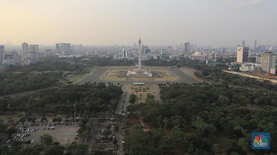 Beberapa personel polisi, TNI maupun aparat pengamanan dalam memeriksa setiap pengunjung yang hendak masuk Monas,