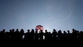 Para fans menunggu aktor
