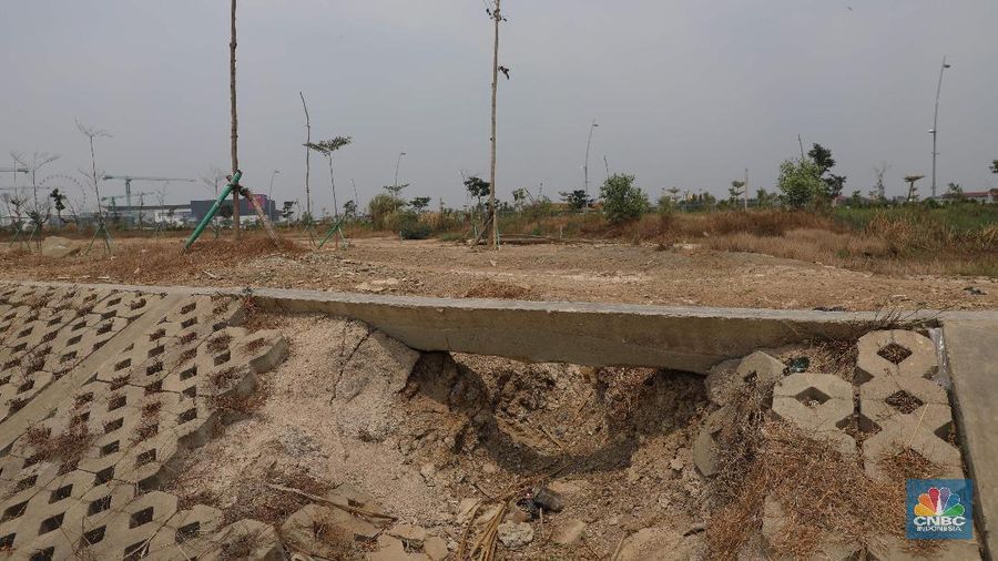 Tanah sekitar waduk mengering serta pecah-pecah. Paving block yang berada di sekitar waduk pun rusak dan tidak bisa digunakan lagi.