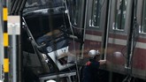 Truk yang terlibat tabrakan disebut tengah mengangkut buah-buahan. Sang sopir yang berusia 60 tahun meninggal di lokasi kejadian. (REUTERS/Issei Kato)