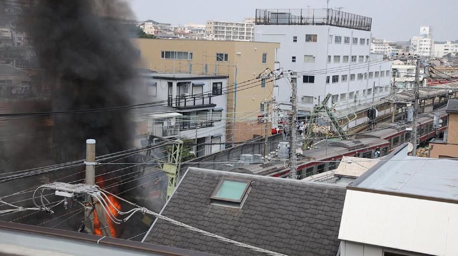 Tabrakan truk pembawa buah-buah dengan kereta ekspres di Yokohama, Jepang merenggut korban jiwa.