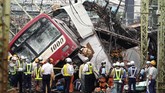 Kecelakaan itu menyebabkan satu orang tewas dan 34 orang luka-luka. Kereta itu dilaporkan tengah mengangkut 500 penumpang. (AP Photo/Eugene Hoshiko)