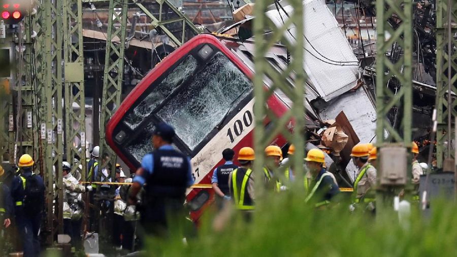 Tabrakan truk pembawa buah-buah dengan kereta ekspres di Yokohama, Jepang merenggut korban jiwa.