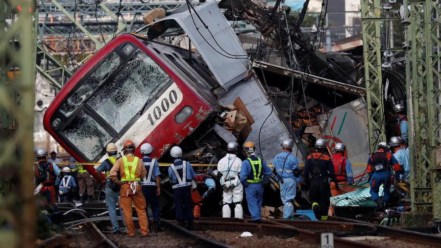 Tabrakan truk pembawa buah-buah dengan kereta ekspres di Yokohama, Jepang merenggut korban jiwa.