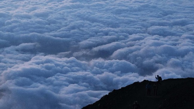 Foto Menatap Surya Dari Gunung Fuji