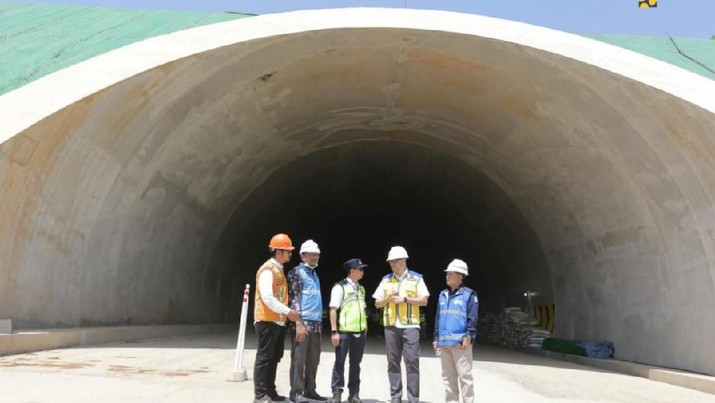 Jakarta - Kementerian Pekerjaan Umum dan Perumahan Rakyat (PUPR) menargetkan Seksi 1-3 Jalan Tol Cileunyi-Sumedang-Dawuan (Cisumdawu) sepanjang 33 Km dapat dilalui fungsional pada arus mudik tahun 2020. Untuk penyelesaian konstruksi keseluruhan sepanjang 61,5 Km, ditargetkan rampung akhir tahun 2020. (Biro Komunikasi Publik Kementerian PUPR)