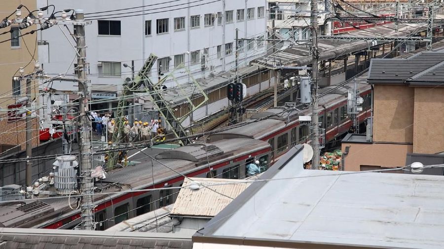 Tabrakan truk pembawa buah-buah dengan kereta ekspres di Yokohama, Jepang merenggut korban jiwa.