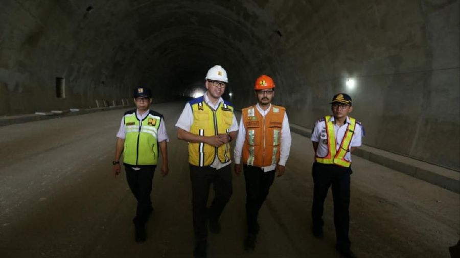 Jalan Tol Cisumdawu tersebut mempunyai dua terowongan menembus bukit berlawanan arah