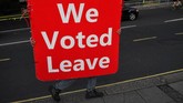 Seorang demonstran pro-Brexit membawa poster di depan Parlemen London, Inggris. (Reuters/Dylan Martinez)