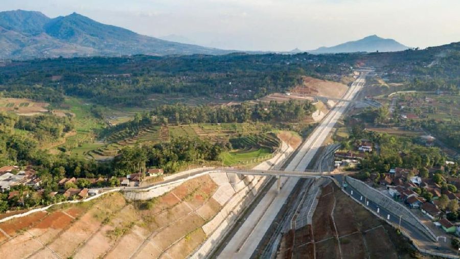 Presiden Joko Widodo (Jokowi) memamerkan sedikit kemegahan proyek pembangunan Jalan Tol Cisumdawu.