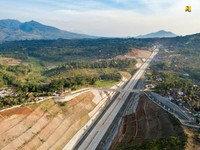 Jokowi Pamerkan Tol Cisumdawu yang Tembus Perut Gunung