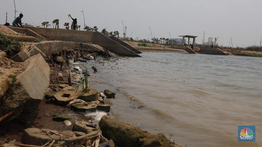 Tanah sekitar waduk mengering serta pecah-pecah. Paving block yang berada di sekitar waduk pun rusak dan tidak bisa digunakan lagi.