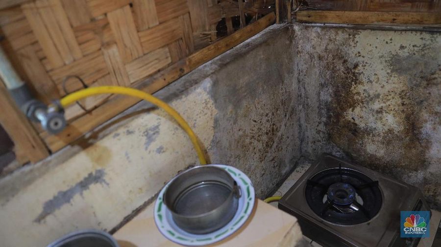 Proses pengolahan biogas di peternakan sapi milik Pondok Pesantren Assyafaat, Depok, Jawa Barat, Kamis (5/9).  Dalam sehari kotoran sapi yang dihabiskan mencapai 25-30kg, untuk memenuhi kebutuhan memasak di peternakan tersebut. Untuk menghasilkan biogas dari kotoran sapi, Pak syarif melakukan persiapan seperti menghitung kebutuhan energi, menentukan model digester, membuat filter gas, membuat bahan baku isian. Semua itu harus harus dipenuhi agar dapat memproduksi biogas secara efisien dan hemat. Cara kerja biodigester untuk menghasilkan gas metan adalah sebagai berikut. Pertama, kotoran sapi dialirkan dari kandang ke kolam melalui got atau pipa. Kemudian kotoran sapi itu dicampur air dengan perbandingan 1:1 guna mengencerkan kotoran. Lalu, kotoran itu dimasukkan ke dalam reaktor berbentuk bulat untuk difermentasi, hingga mengeluarkan gas metan. Jika dikalkulasikan, ia dapat menghemat Rp 300 ribu per bulan.  (CNBC Indonesia/Muhammad Sabki)