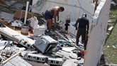 Pemerintah Bahama kini mengirim ratusan polisi, marinir, dokter serta perawat untuk membantu korban dan melakukan penanggulangan dampak Badai Dorian. (REUTERS/Joe Skipper)
