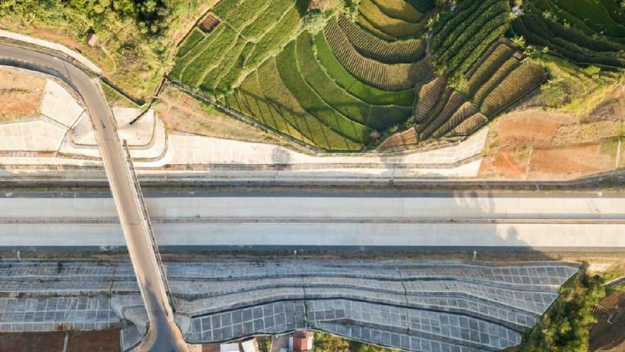 Jalan Tol Cisumdawu tersebut mempunyai dua terowongan menembus bukit berlawanan arah