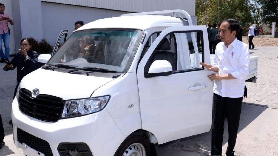 Mobil ini sempat identik dengan Jokowi karena pernah ia pakai saat menjabat Wali Kota Solo. Jokowi memuji inovasi Esemka.