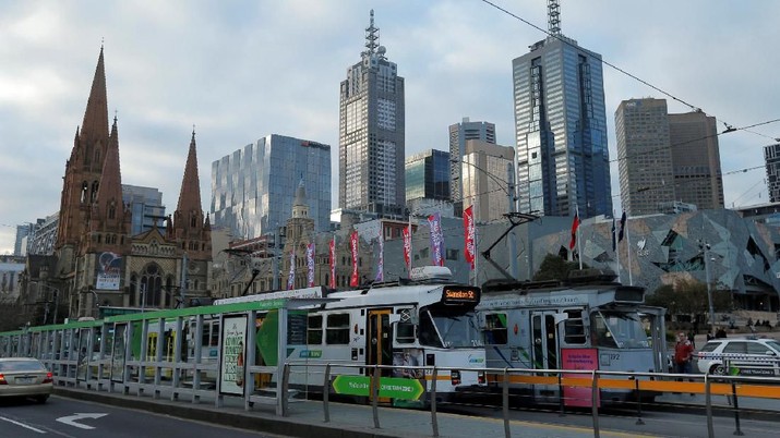 Melbourne, Australia (REUTERS/Jason Reed) FILE PHOTO: Trams pass by Melbourne's city skyline in Australia's second-largest city, June 13, 2017. REUTERS/Jason Reed/File Photo
