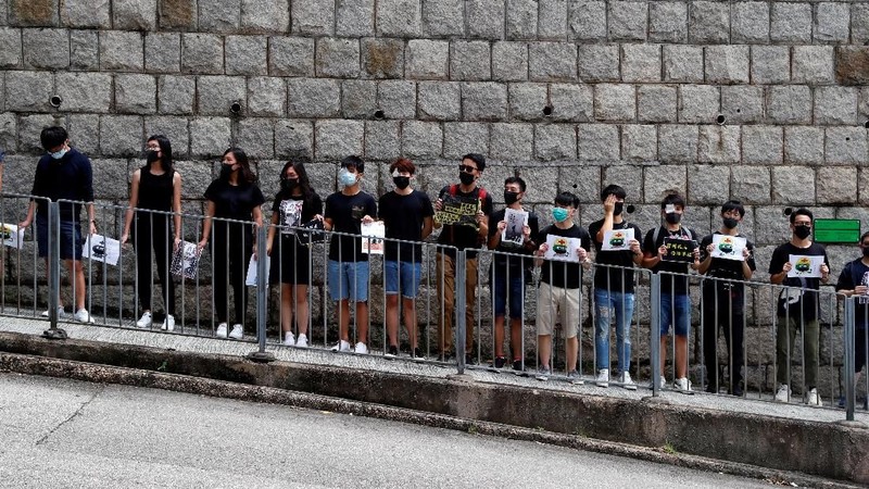 Pelajar dan mahasiswa Hong Kong seharusnya kembali ke sekolah mulai dari Hari Senin (02/09), namun 30.000 orang masih lanjutkan aksi protes.