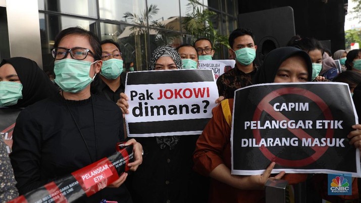 Ratusan Pegawai KPK Melakukan Aksi Menolak Revisi UU KPK di Lobi Gedung KPK, Jakarta, Jumat (6/9). (CNBC Indonesia/Muhammad Sabki)