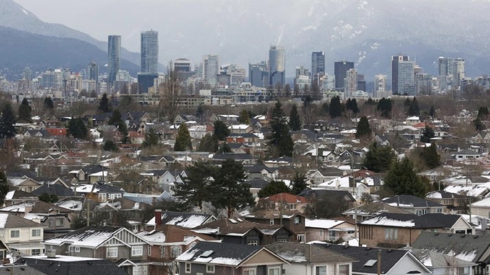 FILE PHOTO: Rooftops of houses and the downtown core are seen in Vancouver, British Columbia, Canada, January 7, 2017. REUTERS/Chris Helgren/File Photo