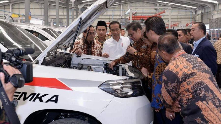 Setelah lama ditunggu, akhirnya mobil Esemka muncul ke permukaan dan siap bersaing dengan industri otomotif Indonesia.