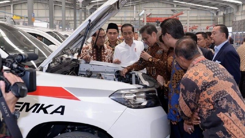 Mobil ini sempat identik dengan Jokowi karena pernah ia pakai saat menjabat Wali Kota Solo. Jokowi memuji inovasi Esemka.