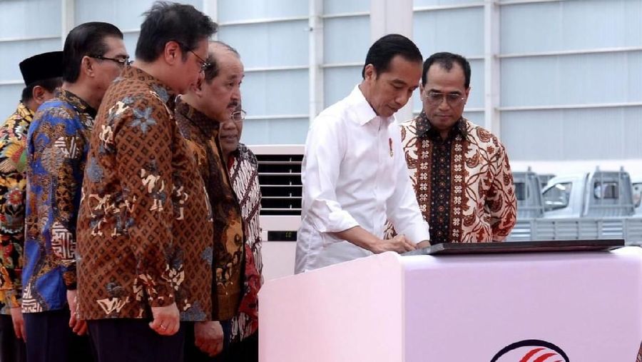 Mobil ini sempat identik dengan Jokowi karena pernah ia pakai saat menjabat Wali Kota Solo. Jokowi memuji inovasi Esemka.