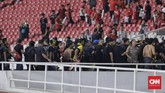 Suporter Malaysia terdesak di tribune Selatan usai mendapat lemparan botol dari suporter Indonesia. Mereka baru berhasil dievakuasi polisi pada dini hari. (CNNIndonesia/Adhi Wicaksono)