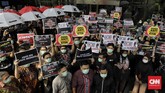 Wakil Ketua Komisi Pemberantasan Korupsi (KPK) Saut Situmorang bersama ratusan pegawai KPK menggelar aksi menolak revisi UU 30/2002 tentang Pemberantasan Tindak Pidana Korupsi (UU KPK). (CNNIndonesia/Adhi Wicaksono)