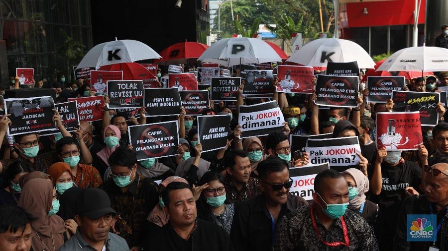 Ratusan pegawai Komisi Pemberantasan Korupsi (KPK) menggelar aksi menolak revisi UU Nomor 30 Tahun 2002 tentang KPK di lobi gedung KPK, Jumat (6/9/2019)