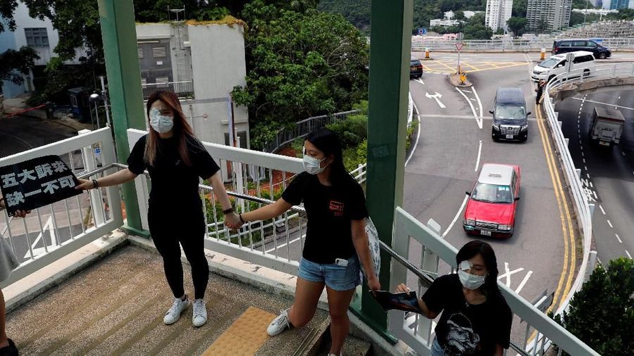 Pelajar dan mahasiswa Hong Kong seharusnya kembali ke sekolah mulai dari Hari Senin (02/09), namun 30.000 orang masih lanjutkan aksi protes.