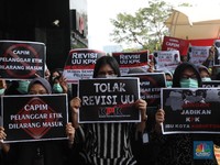 Pegawai Gelar Aksi Tolak Revisi UU KPK: Pak Jokowi di Mana?