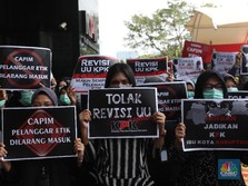 Pegawai Gelar Aksi Tolak Revisi UU KPK: Pak Jokowi di Mana?