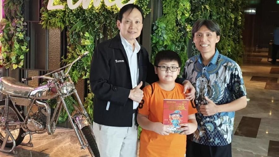 Seorang anak di Surabaya membuktikan hal tersebut. Namanya Steven dan usianya baru 11 tahun.