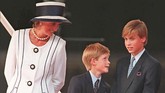 Putri Diana menikah dengan Pangeran Charles pada 29 Juli 1981 dan melahirkan Pangeran William pada 21 Juni 1982 dalam usia 21 tahun. (JOHNNY EGGITT / AFP FILES / AFP)