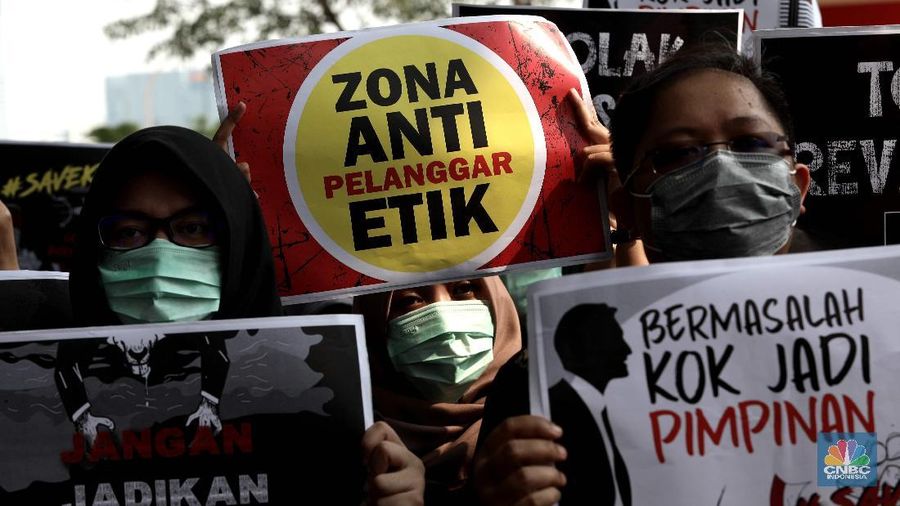 Ratusan Pegawai KPK Melakukan Aksi Menolak Revisi UU KPK di Lobi Gedung KPK, Jakarta, Jumat (6/9). (CNBC Indonesia/Muhammad Sabki)