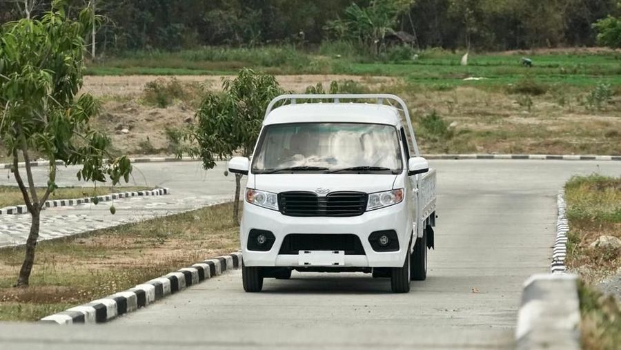 Esemka juga memproduksi mobil penumpang.