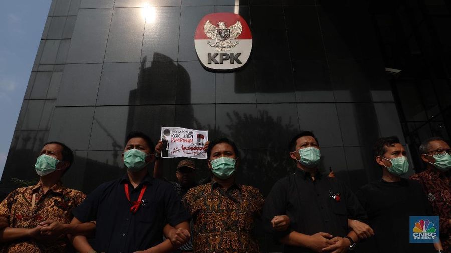 Jokowi telah menginstruksikan kepada Menteri Hukum dan Hak Asasi Manusia Yasonna H. Laoly untuk mempelajari revisi payung hukum Komisi Pemberantasan Korupsi.