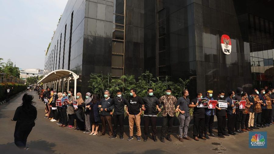 Para pegawai berkumpul di depan gedung KPK dengan menggunakan pakaian serba hitam.