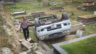Mobil Terguling di TPU Tanah Kusir Usai Pengemudi Ziarah