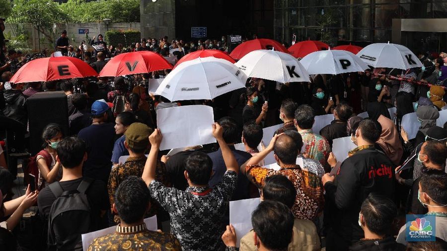 Para pegawai berkumpul di depan gedung KPK dengan menggunakan pakaian serba hitam.