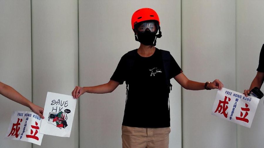 Pelajar dan mahasiswa Hong Kong seharusnya kembali ke sekolah mulai dari Hari Senin (02/09), namun 30.000 orang masih lanjutkan aksi protes.