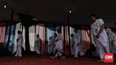 Di pendapa, pakeliran (layar) wayang kulit dibentangkan lengkap dengan susunan gamelan dan para penabuh gamelan beserta pesinden. Pintu masuknya berhias janur kuning, tandan pisang, dan daun beringin