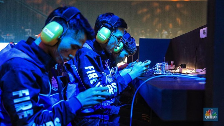 Free Fire Asia Invitational (FFAI) 2019 (CNBC Indonesia/Andrean Kristianto) SD City bekerja sama dengan Garena Indonesia menyelenggarakan grand final turnamen internasional Free Fire Asia Invitationals (FFAI) 2019 di ICE BSD City. Turnamen ini akan mempertemukan 13 tim terbaik Free Fire dari seluruh Asia termasuk Indonesia, Thailand, Chinese Taipei, Vietnam, India, Singapura, Malaysia, serta Middle East dan North Africa (MENA) yang bersaing untuk memenangkan total uang tunai USD 50,000 (setara dengan 713 juta rupiah). Saat ini, industri esports sedang menjadi fenomena global dan juga berkembang dengan sangat pesat di Indonesia. Sinar Mas Land turut mendukung turnamen game online bergengsi ini. (CNBC Indonesia/Andrean Kristianto)